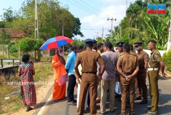 அச்சுவேலியில் குழப்ப நிலை!! வீதியோரத்தில் பந்தல் அமைத்து போராட பொலிஸார் தடை samugammedia 